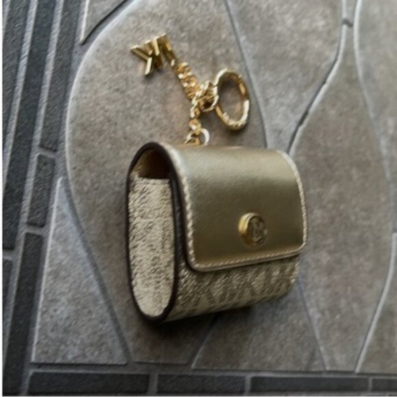 Michael Kors Jet Set Travel AirPod Case - Picture 2 of 16